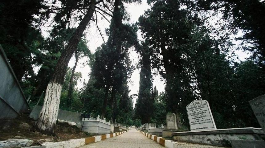 Bağçeşme Mezarlığı Taş Duvarları Yenileniyor