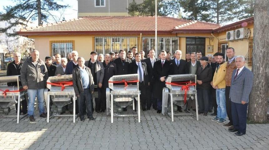 Pekmez &Uuml;reticilerine &Uuml;z&uuml;m Sıkma Makinesi Dağıtıldı