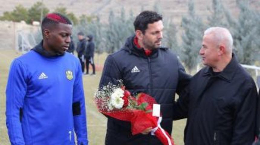 Edremit Malatyalılar Derneği, Takıma Tatlı İkramında Bulundu