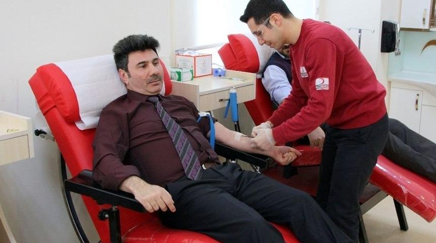 &Uuml;niversite Personelinden Mehmet&ccedil;ik&rsquo;e Destek