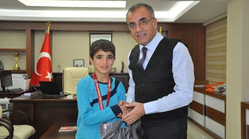 Belediye Başarılı Sporcuları &Ouml;d&uuml;llendirdi