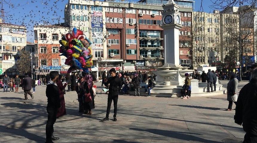 Güneşli Havayı Görenler Kendini Sokağa Attı