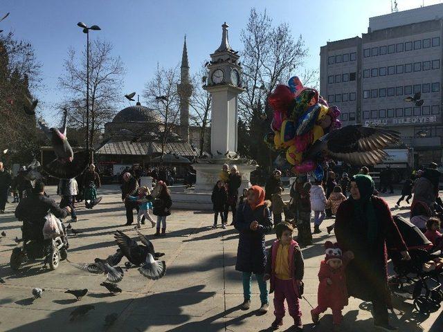 Güneşli Havayı Görenler Kendini Sokağa Attı