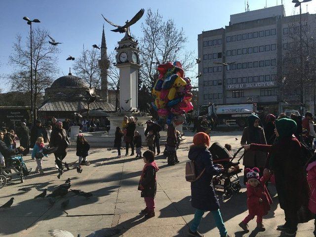 Güneşli Havayı Görenler Kendini Sokağa Attı