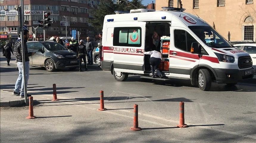 Kırmızı Işıkta Yolun Karşısına Ge&ccedil;mek İsteyen Yaşlı Kadına Otomobil &Ccedil;arptı