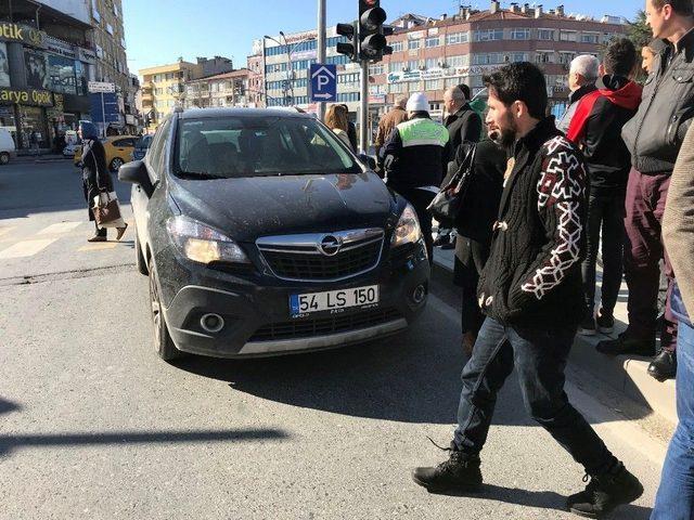 Kırmızı Işıkta Yolun Karşısına Geçmek İsteyen Yaşlı Kadına Otomobil Çarptı