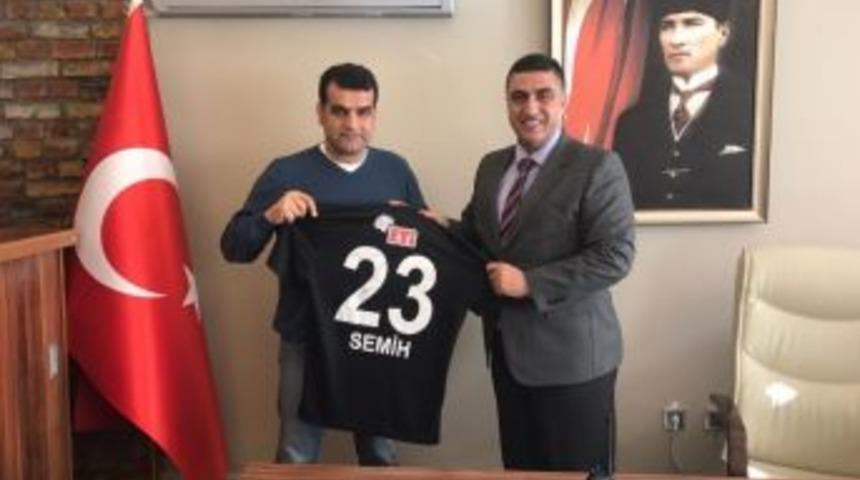 İl&ccedil;e Emniyet M&uuml;d&uuml;r&uuml; Yılmaz&rsquo;a İmzalı Forma Hediyesi