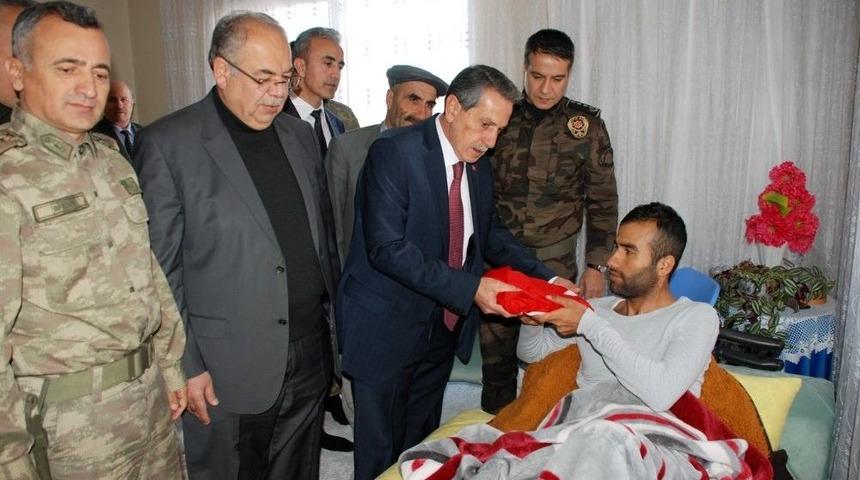 İl Protokol&uuml; Afrin Gazisine Ge&ccedil;miş Olsun Dileklerinde Bulundu