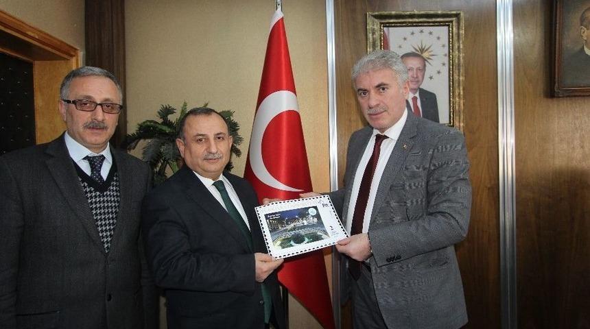 Bayburt Belediyesi&rsquo;nin Kişisel Posta Pulları Başkan Memiş&rsquo;e Takdim Edildi