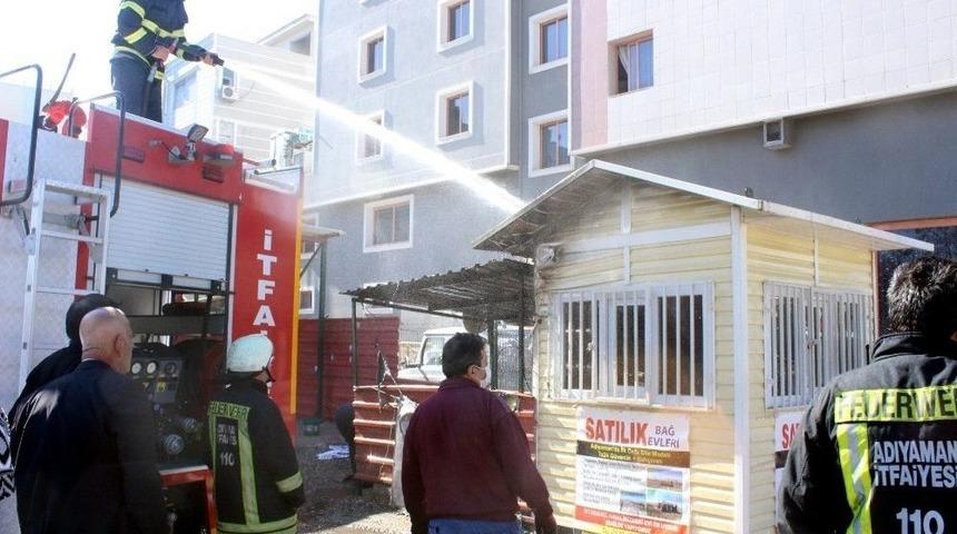 Kul&uuml;bede &Ccedil;ıkan Yangın Paniğe Neden Oldu