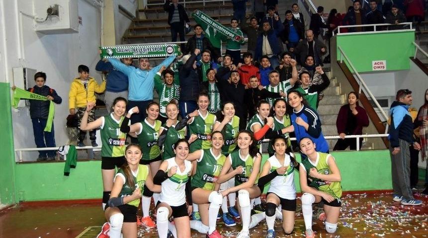 Salihli’nin Genç Sultanları Filede Şampiyonluğa Koşuyor