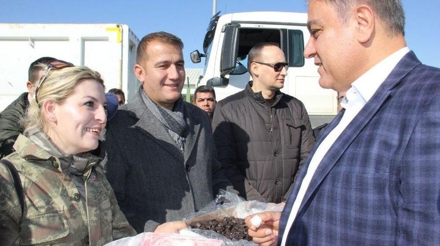 Öncüpınar Sınır Kapısı Önünde Askerlere Afyon Lokumu İkram Ettiler