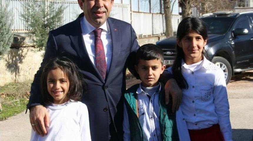 Vali G&uuml;zeloğlu, Hazro&rsquo;da Muhtarla Bir Araya Geldi