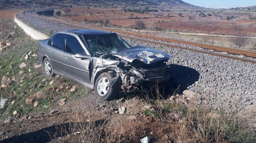 Tren Otomobile &Ccedil;arptı: 1 Yaralı