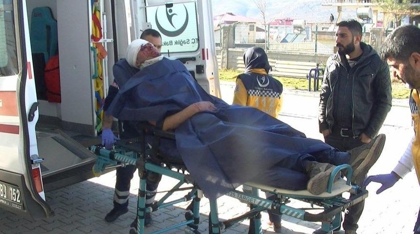 Adıyaman&rsquo;da İki Otomobil &Ccedil;arpıştı: 3 Yaralı