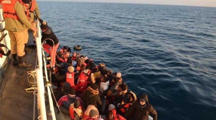 İzmir&rsquo;de Lastik Botlarda 147 G&ouml;&ccedil;men Kurtarıldı