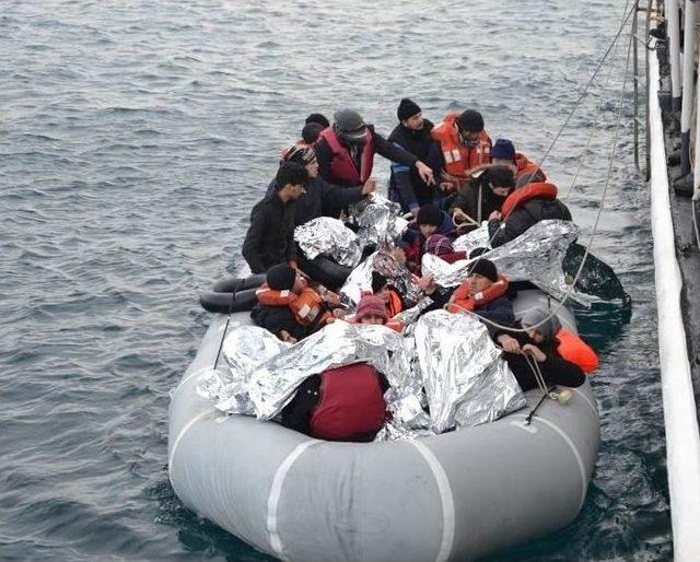 İzmir’de Lastik Botlarda 147 Göçmen Kurtarıldı