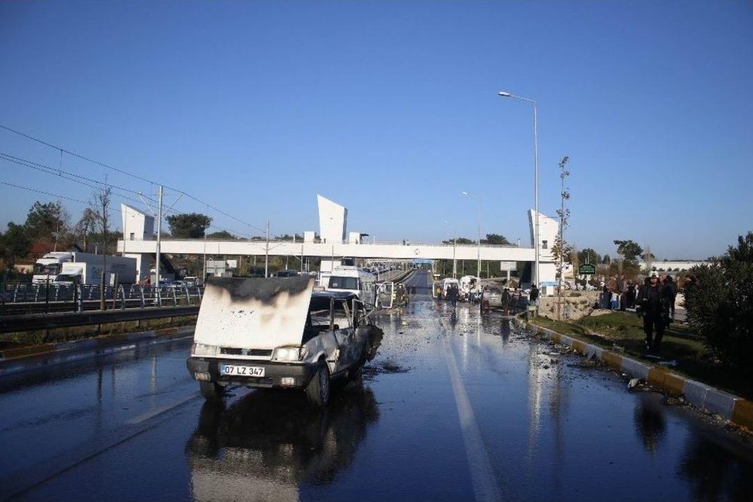 Kazada Alev Alan Lpg&rsquo;li Otomobildeki 5 Kişi Yanmaktan Son Anda Kurtarıldı