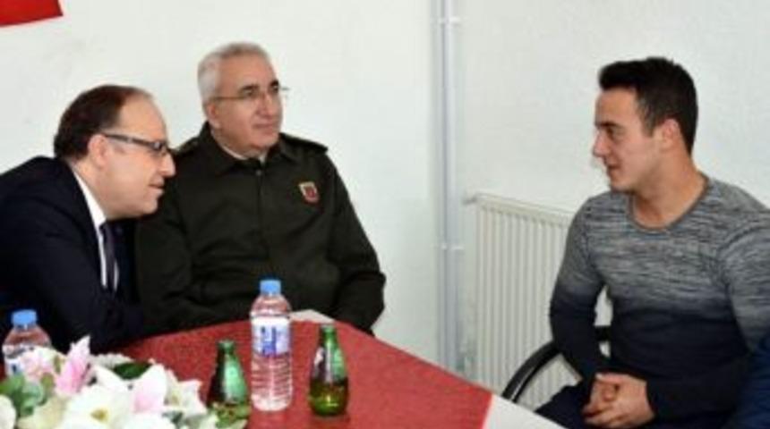 Afyonkarahisar Valisi’nden Afrin Gazisine Ziyaret