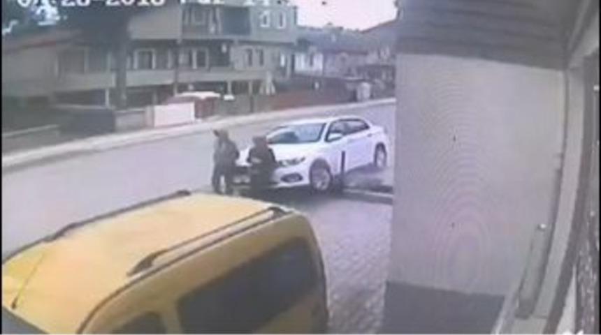 Ehliyetsiz S&uuml;r&uuml;c&uuml; Kaldırımda Y&uuml;r&uuml;yen Anne Ve Oğluna &Ccedil;arptı