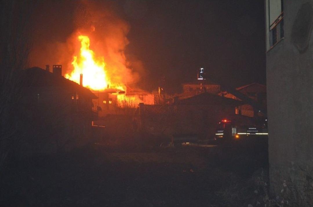 Manisa&rsquo;da Ev Yangını