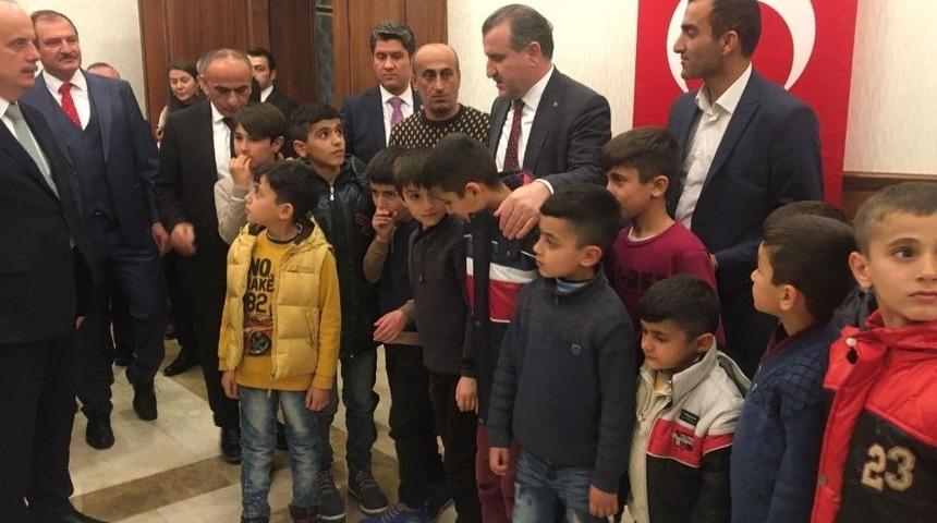 K&ouml;y Meydanına Bayrak Diken &Ccedil;ocuklar Ankara&rsquo;da