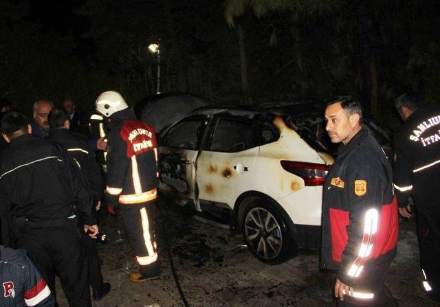 Park Halindeki Araç Yandı, Alevleri Bir Otomobile Ve Ağaçlara Sıçradı