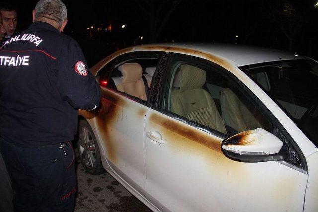 Park Halindeki Araç Yandı, Alevleri Bir Otomobile Ve Ağaçlara Sıçradı