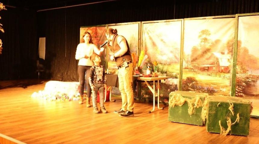 Çirkin Ördek Yavrusu Ergene’de Sahnelendi