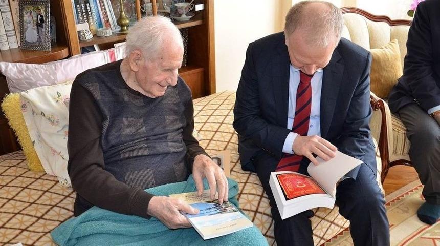 Araştırmacı Yazar Sezer Vali Ceylan&rsquo;a Kitaplarını Hediye Etti