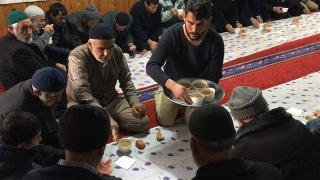 Camilerde Sabah Namazı Buluşmaları Yapılıyor