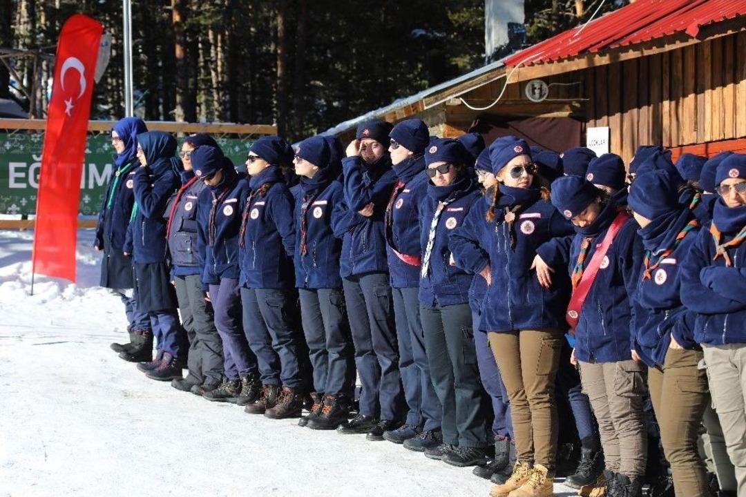 İzcilerden Afrin&rsquo;deki Mehmet&ccedil;ik&rsquo;e Destek