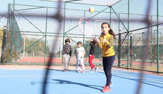 Döşemealtı Tenis Kortlarına Yoğun İlgi