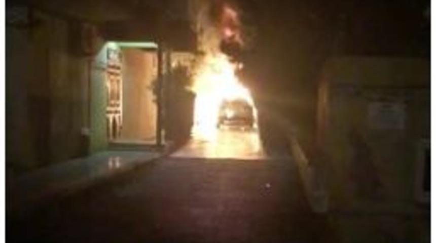 Yanan Otomobilin Patlama Anı Kamerada