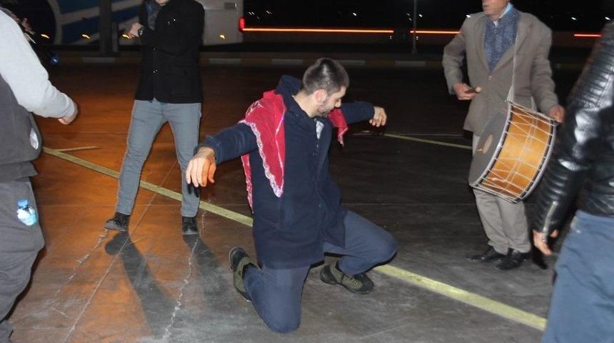 Kınalı Kuzular Davul Zurna İle Birliklerine Uğurlandı