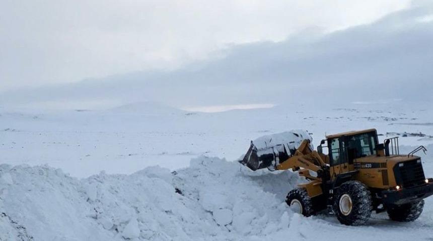 &Ouml;zel İdare Ekiplerinin K&ouml;y Yollarında Karla M&uuml;cadelesi
