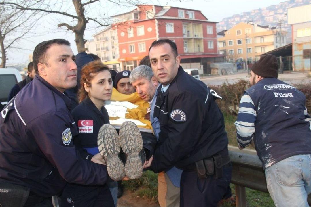 Kazaya M&uuml;dahale Eden Polis Ekiplerine Midib&uuml;s &Ccedil;arptı: 3 Polis Yaralı