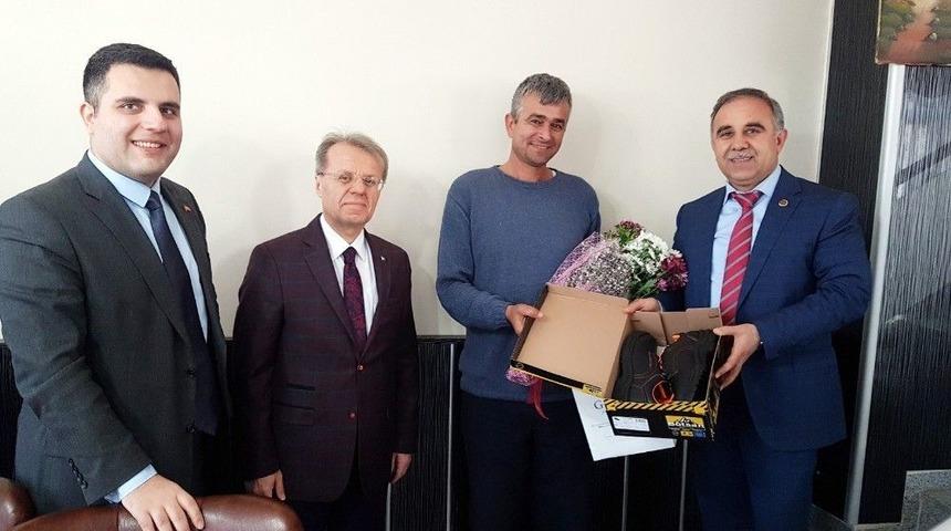 (&ouml;zel Haber) Hastaneyi Kirletmemek İ&ccedil;in Ayakkabılarını &Ccedil;ıkardı