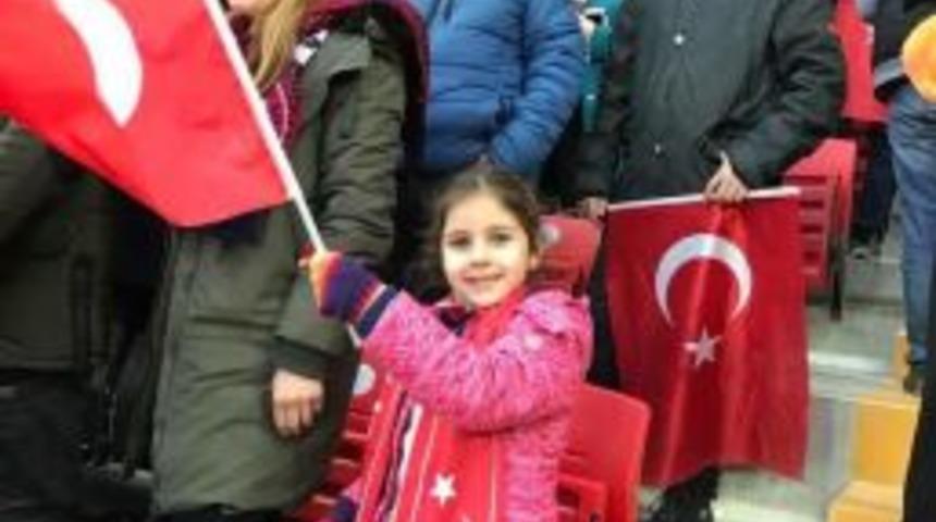 K&uuml;&ccedil;&uuml;k Sudenaz&rsquo;dan Duygulandıran Hareket