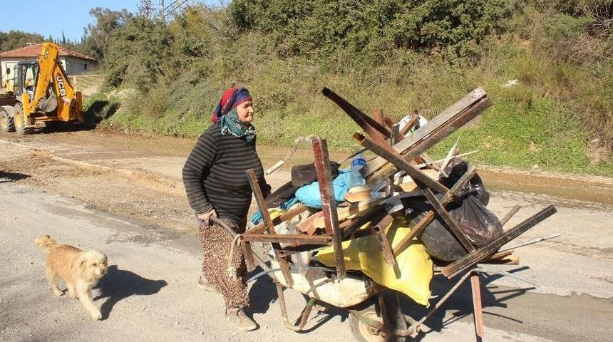 Nazmiye Nine, Hacca Gitmek İ&ccedil;in Hurda Topluyor