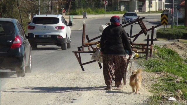 Nazmiye Nine, Hacca Gitmek İçin Hurda Topluyor