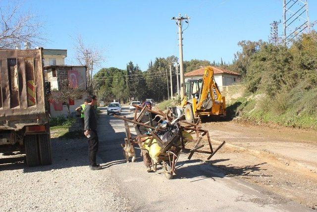 Nazmiye Nine, Hacca Gitmek İçin Hurda Topluyor