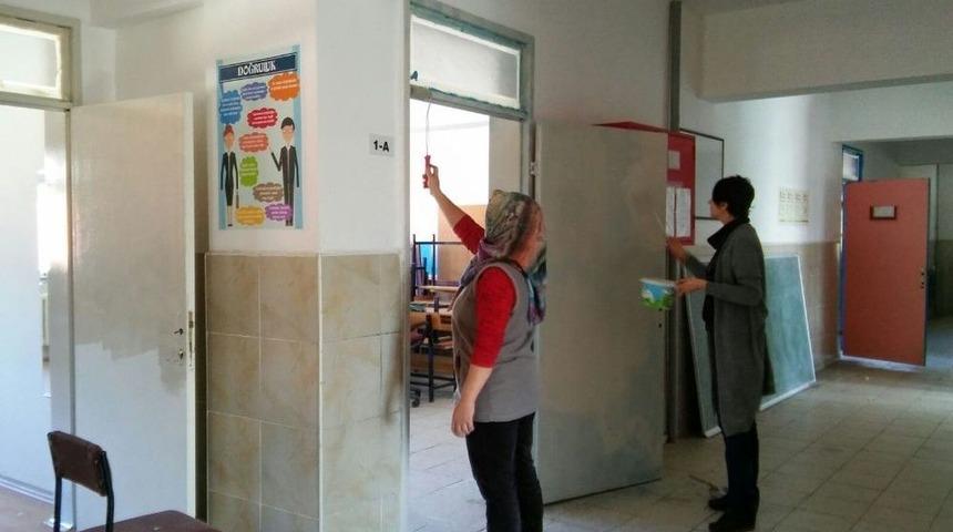 Hep Birlikte Okullarını Boyuyorlar