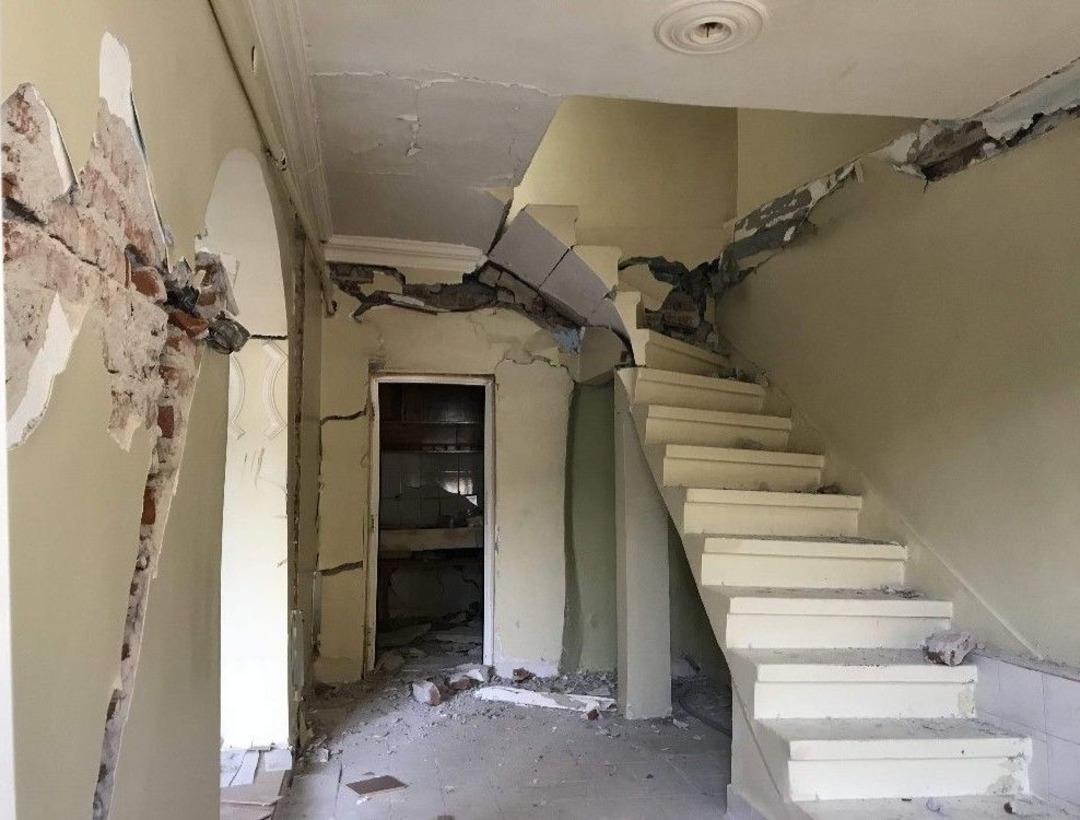 Mahalledeki Korkun&ccedil; &Ccedil;atlaklıklar G&uuml;n Ağırınca Ortaya &Ccedil;ıktı