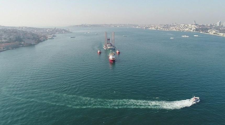 Dev Petrol Platformu İstanbul Boğazı&rsquo;ndan Ge&ccedil;iyor