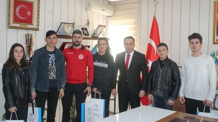 Başarılı Kick Bokscular &Ouml;d&uuml;llendirildi