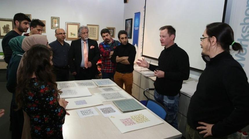 &Uuml;nl&uuml; Kaligraf Denis Brown: &ldquo;usta Değilim, Hala &Ouml;ğreniyorum&rdquo;