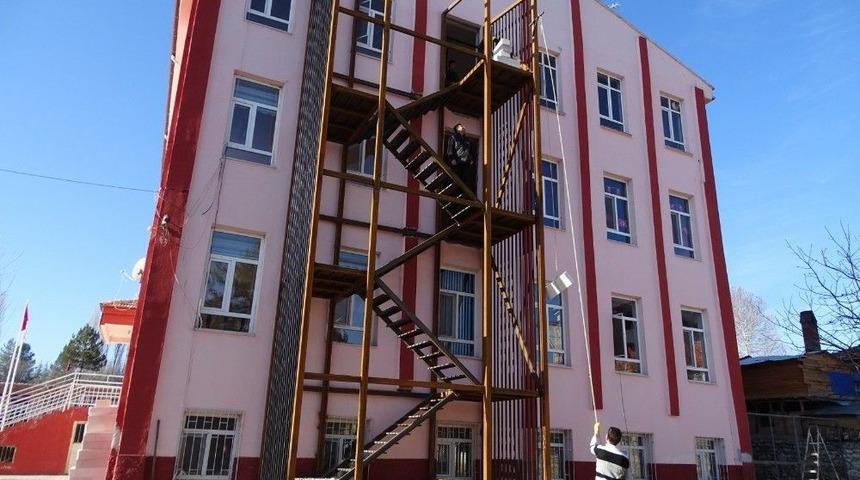 Hisarcık&rsquo;ta Okullara Yangın Merdiveni