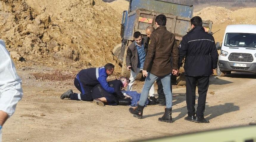 S&uuml;r&uuml;c&uuml;s&uuml; Olduğu Kamyonun Altında Can Verdi