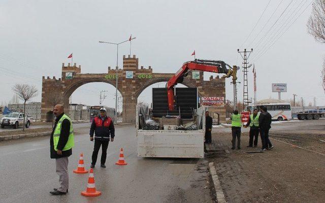 Erciş’te Trafik Levhaları Yenilendi